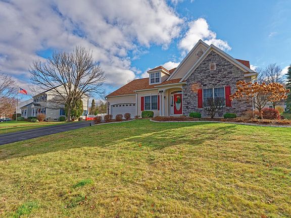 3rd image of 19 Dutch Meadows Dr