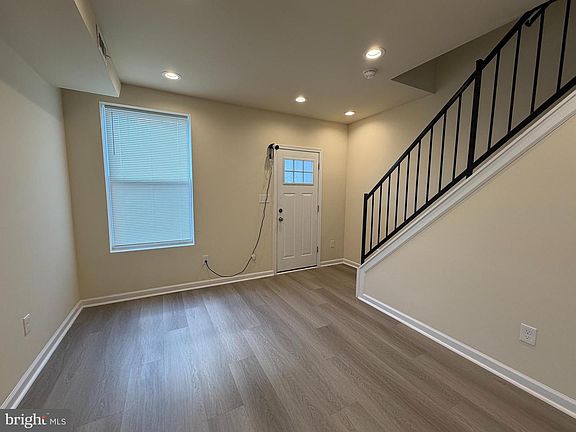 4th image of 601 N Clinton St