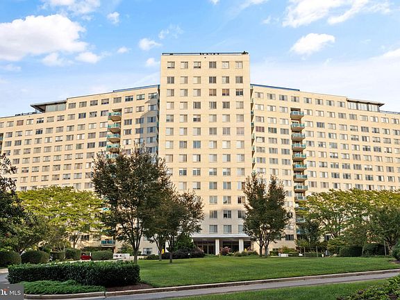 2nd image of 10401 Grosvenor Pl APT 701