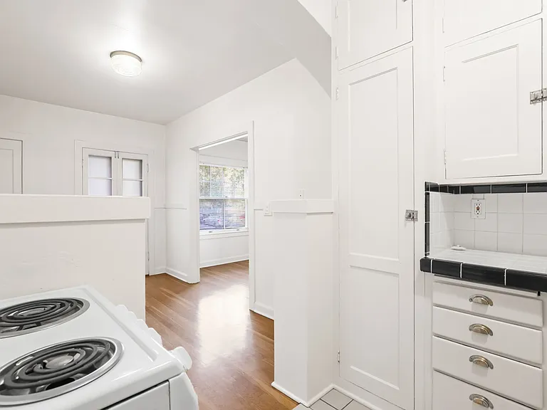 The Glenden Apartments — Photo 14