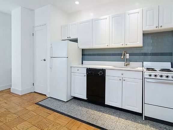 3rd image of 207 E 37th St APT 4J