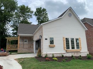 150 N Hawkstone Dr, Fayetteville, AR 72704