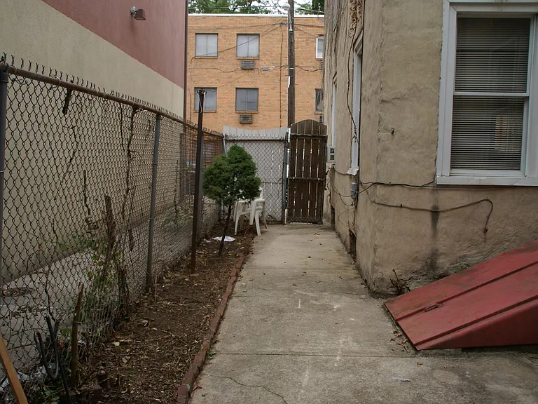 Side-Fenced Yard