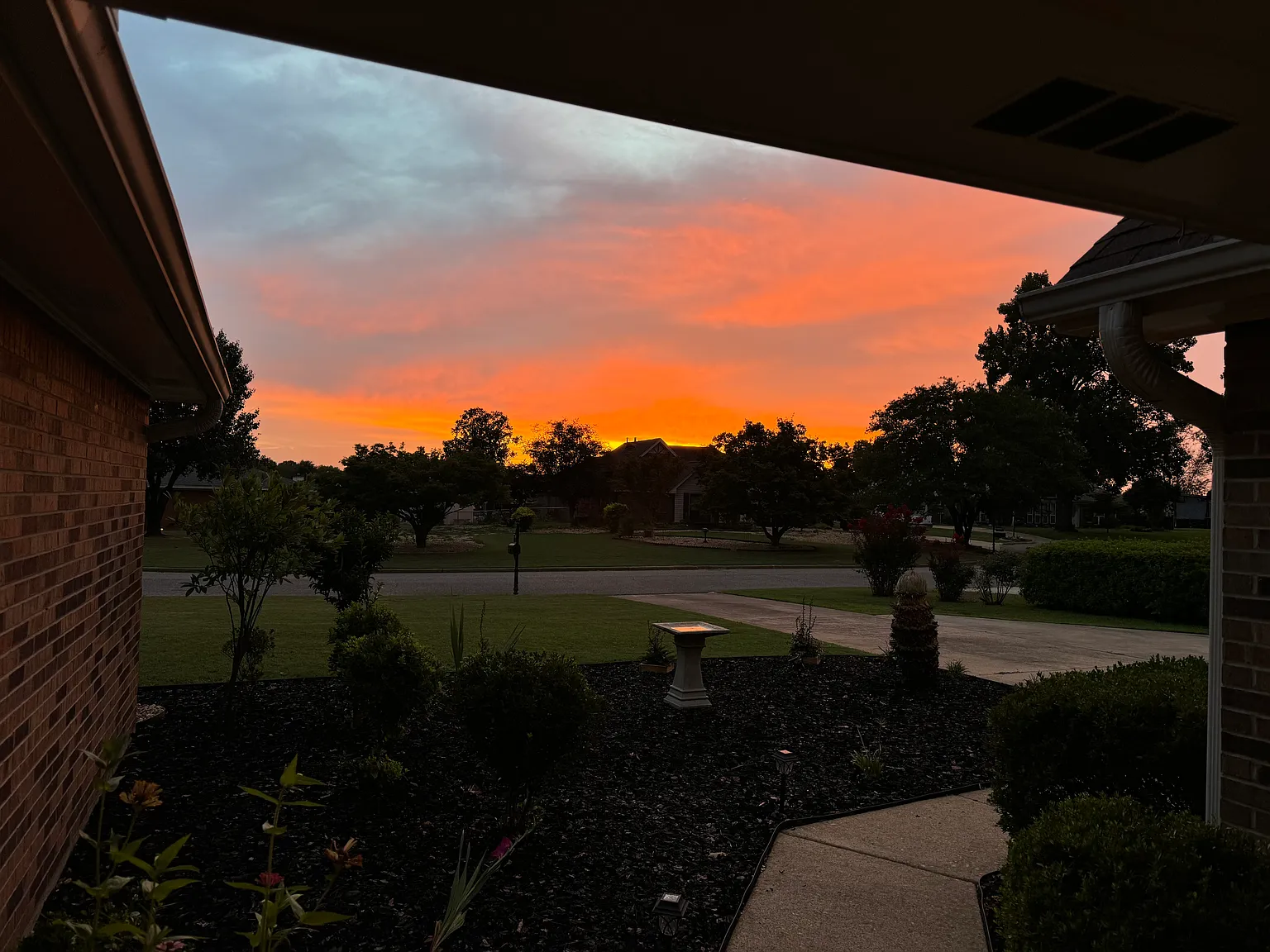 3 bed, 2018 sqft, $2,999 — Photo 3