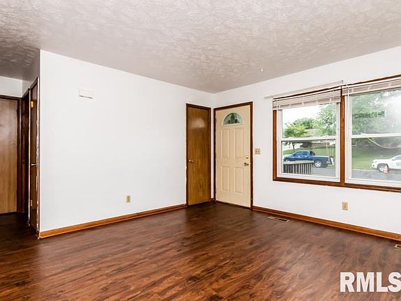 5th image of 1909 Oak Dr