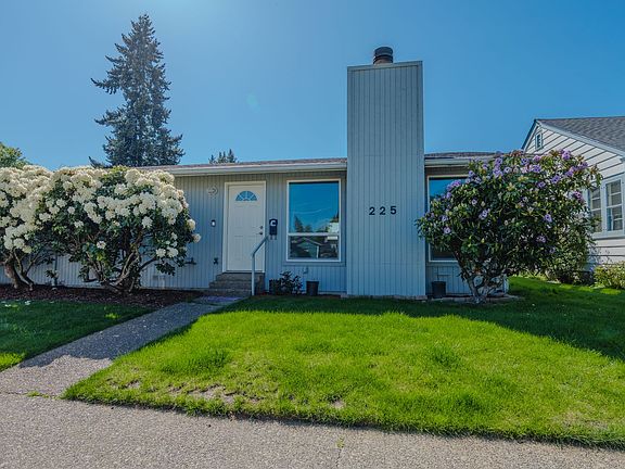 2nd image of 225-227 I St SE #225