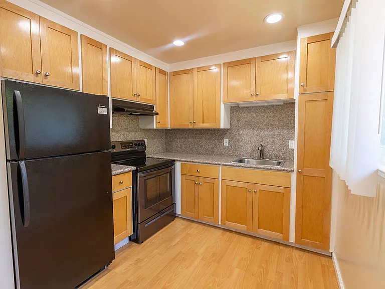 Sandalwood Apartments — Photo 16