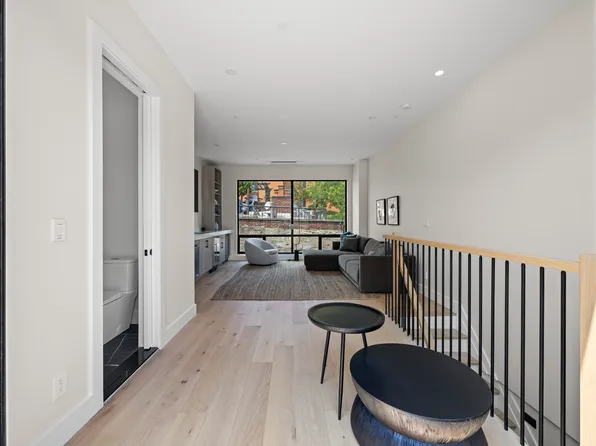 389 Manhattan Avenue image 33 of 38