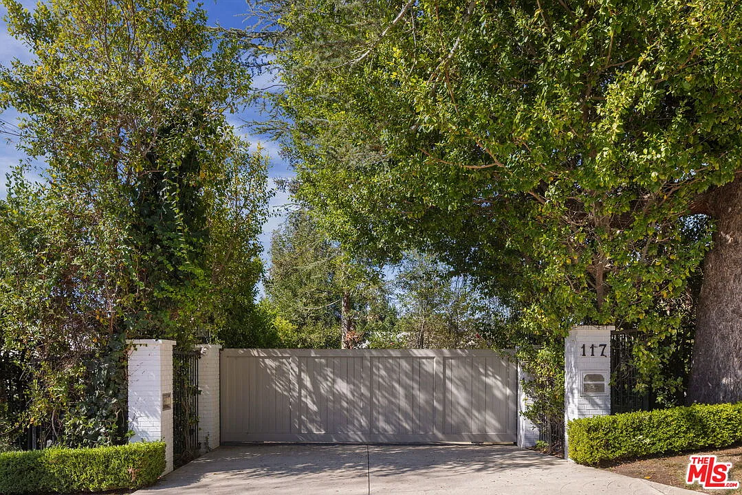 7 bed, 8.0 bath, 8129 sqft, $55,000 — Photo 2