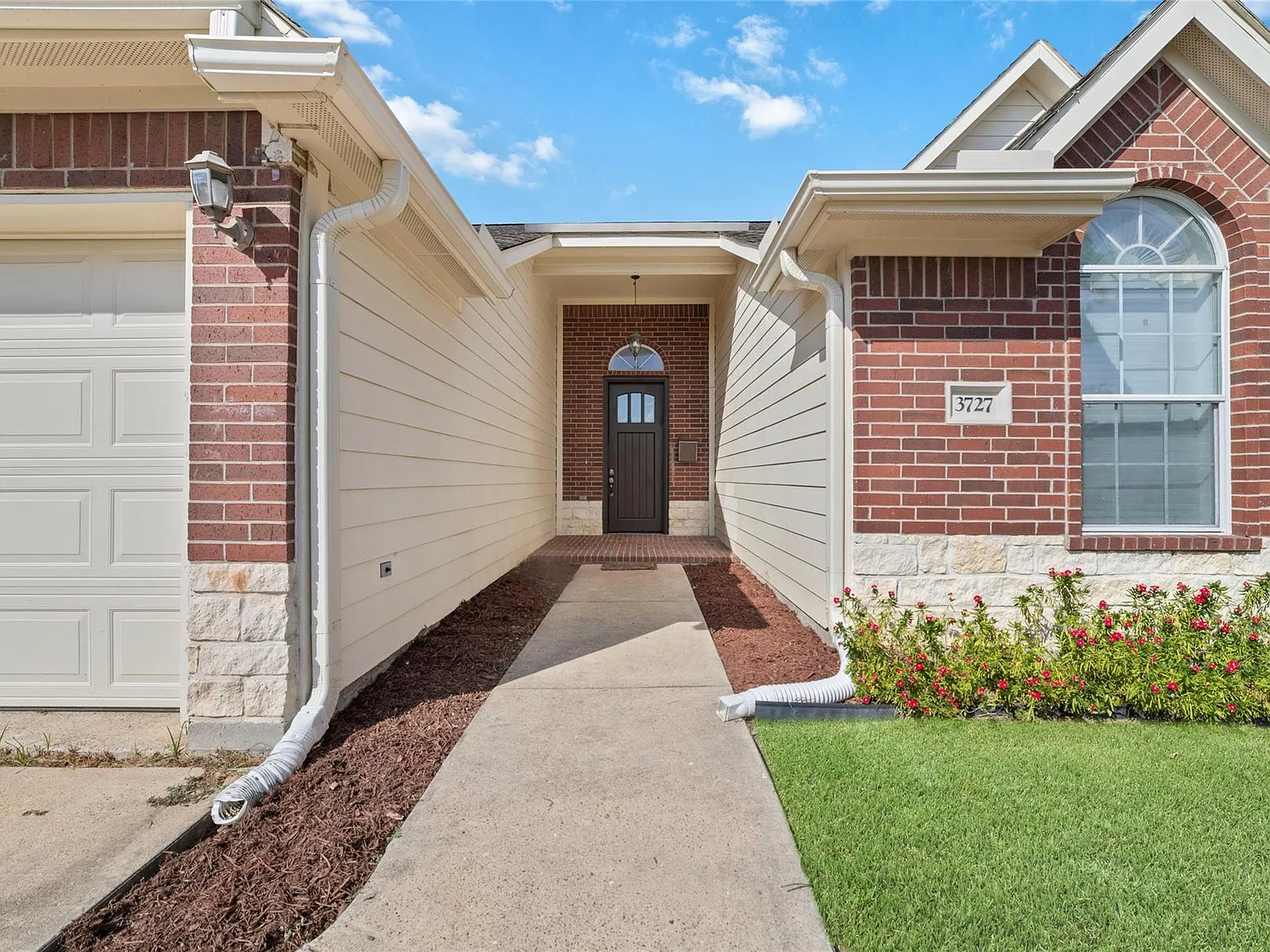 4 bed, 2.0 bath, 1884 sqft, $2,200 — Photo 3