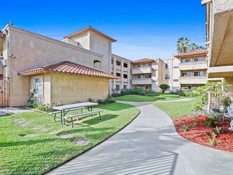 Hawaiian Terrace Apartments — Photo 11