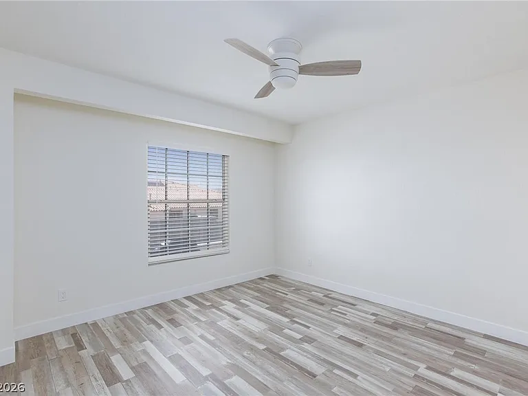 8048 W Rochelle Ave — Photo 28