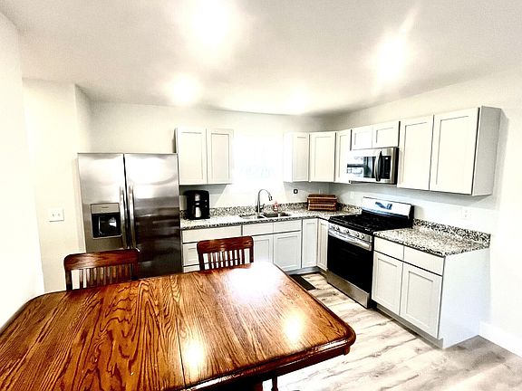 4th image of 2048 Center St