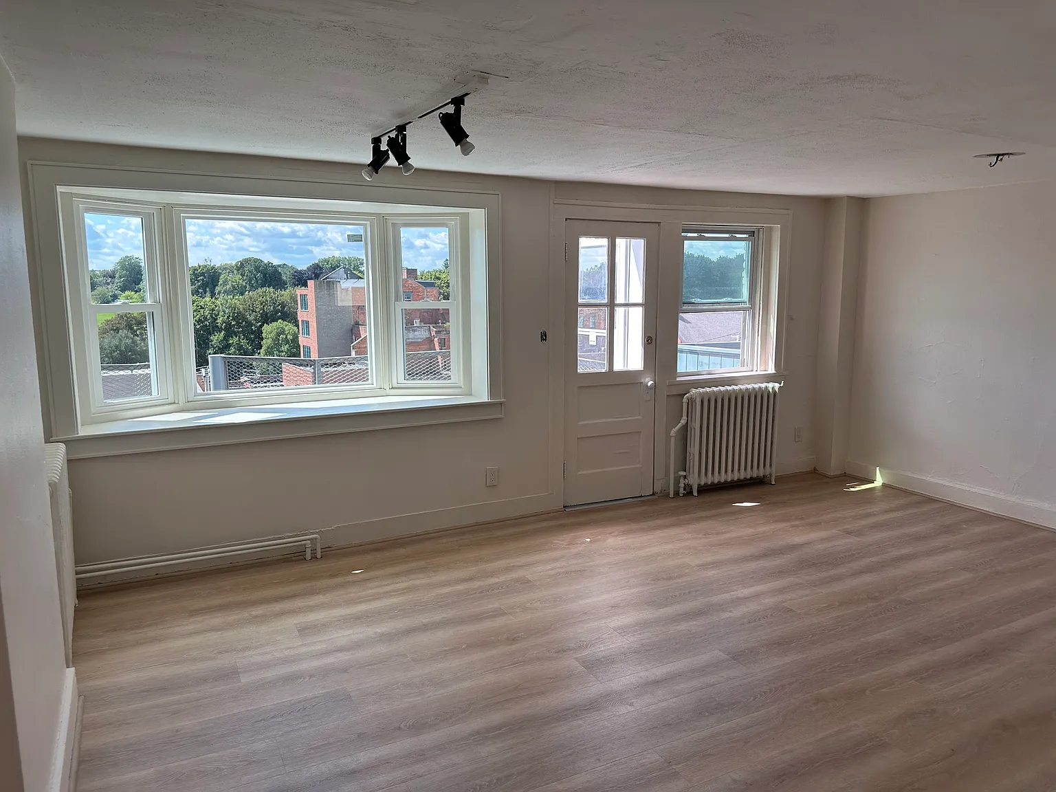 Studio, 300 sqft, $1,050 — Photo 4