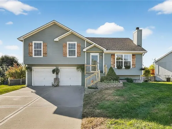 9305 NE Pawpaw Dr, Kansas City, MO 64157