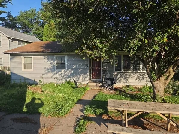 620 4th Ave #A, Hampton, IL 61256