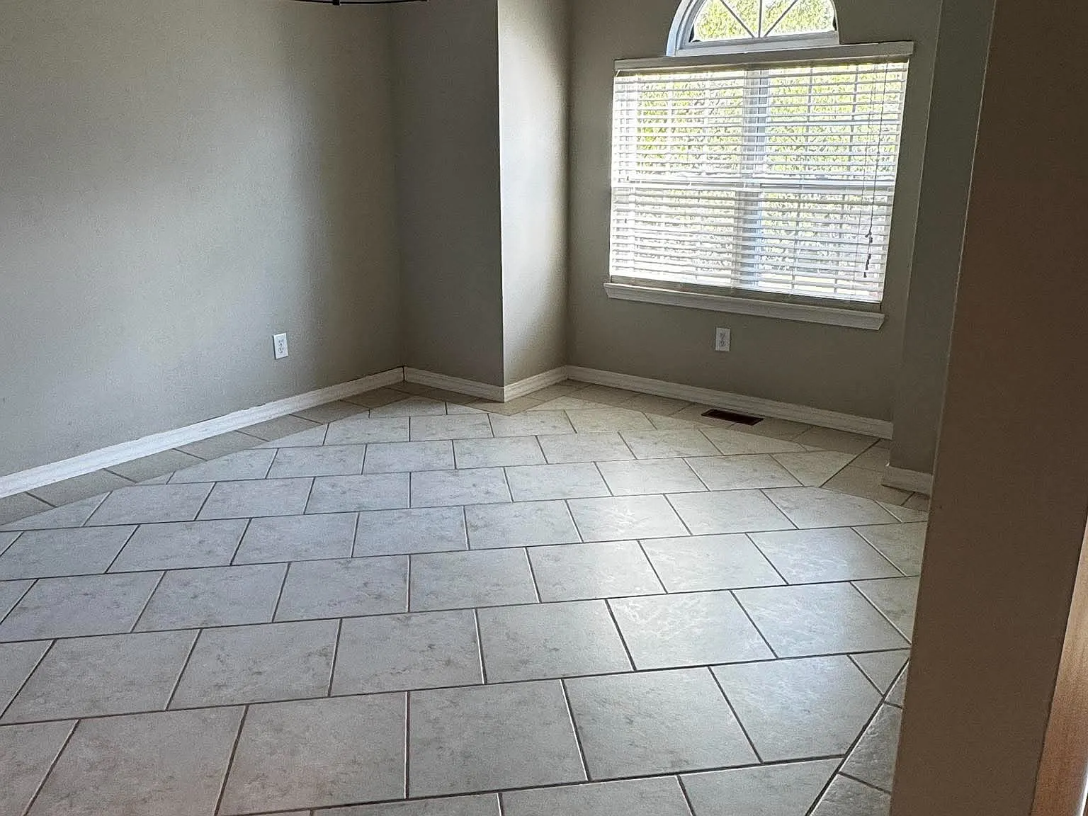 4 bed, 2600 sqft, $2,350 — Photo 4