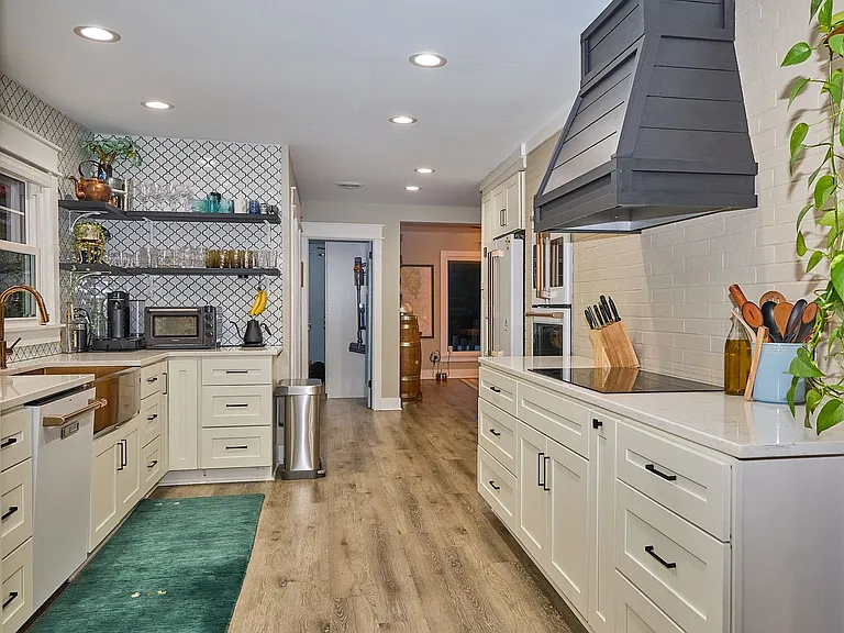 305 Ship Point Rd — Photo 8