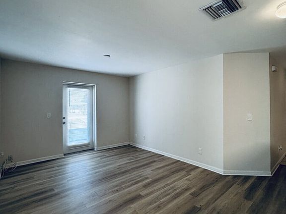 3rd image of 2435 Lantana Ave