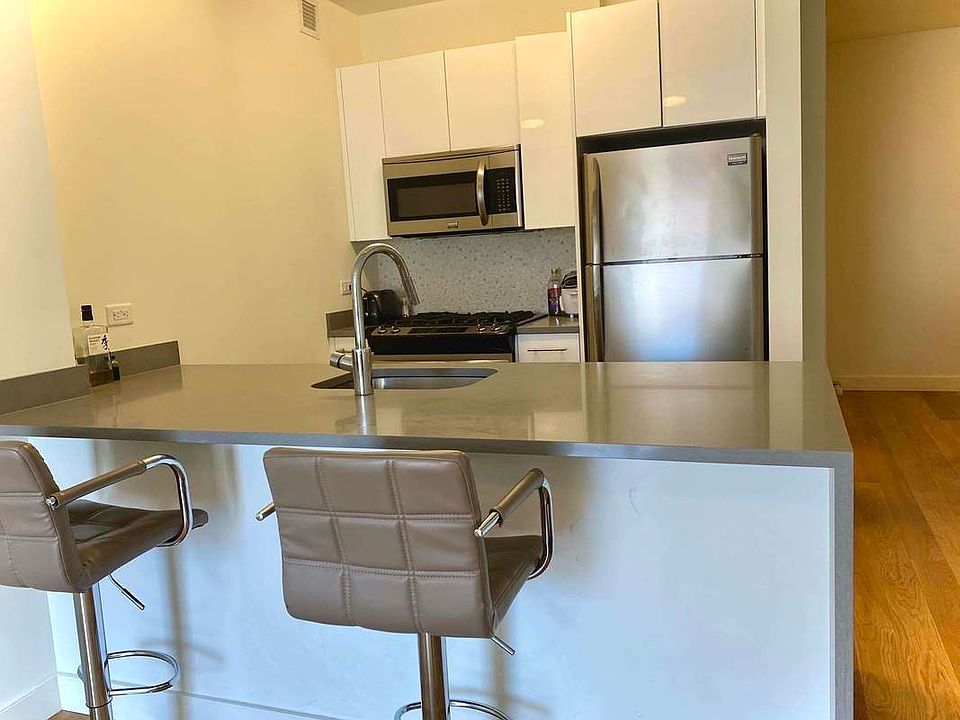 2nd image of 33 Bond St APT 713