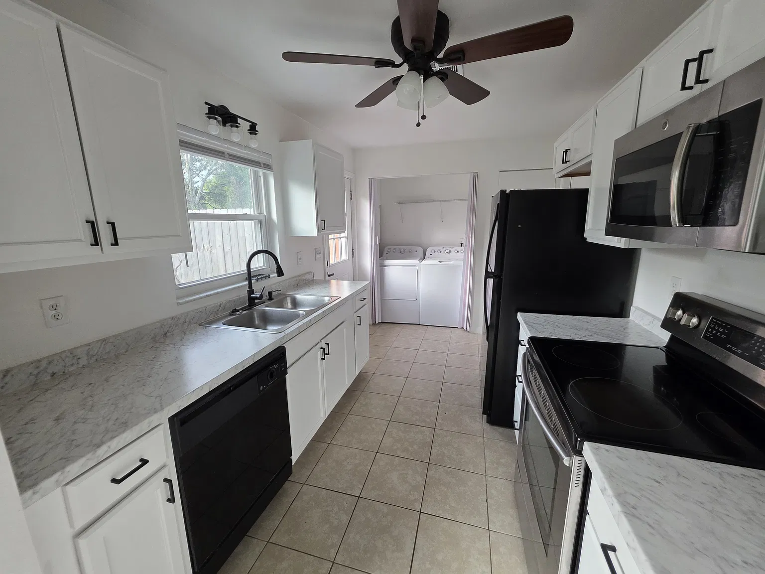 2 bed, 912 sqft, $1,600 — Photo 2