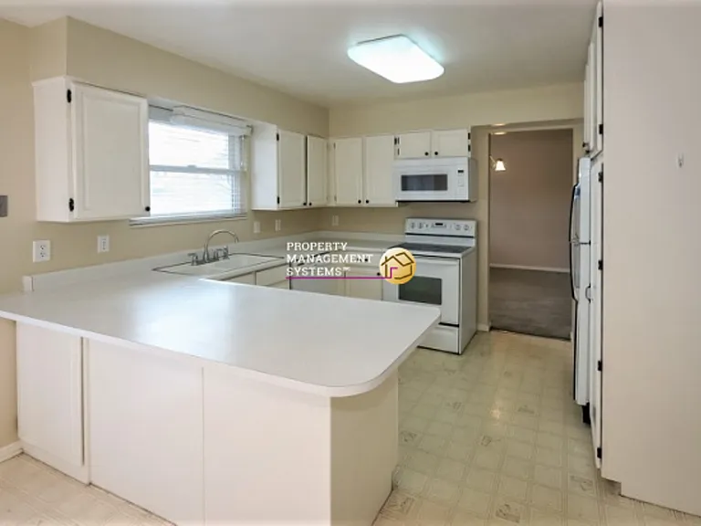 1376 E Rainsborough Rd — Photo 6