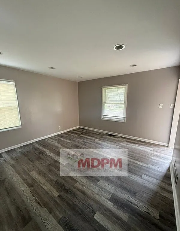 3 bed, 800 sqft, $1,100 — Photo 1