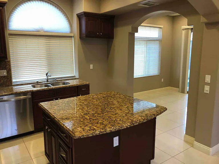 2027 W Bella Ln — Photo 4
