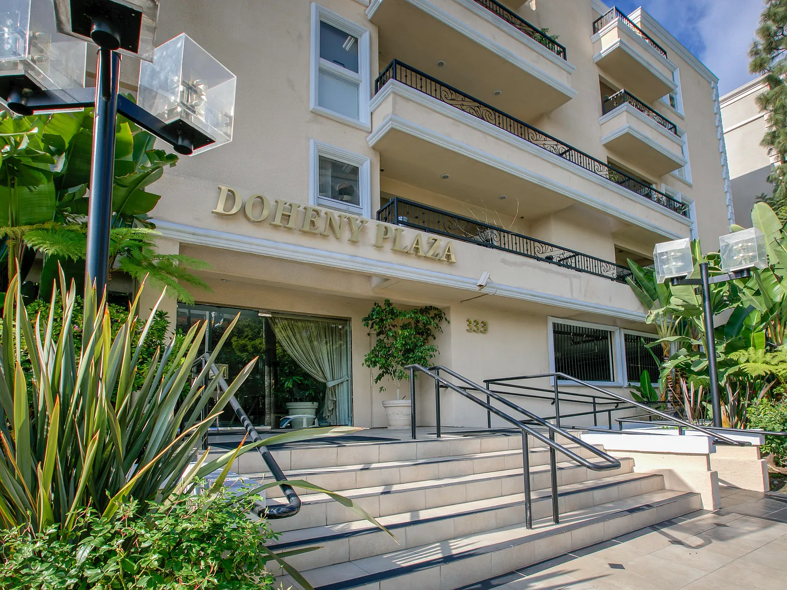 Doheny Plaza — Photo 3