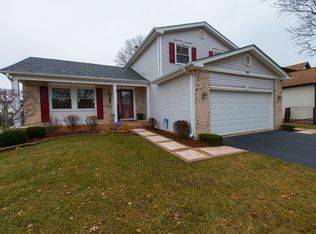 903 Cass Ln, Elk Grove Village, IL 60007