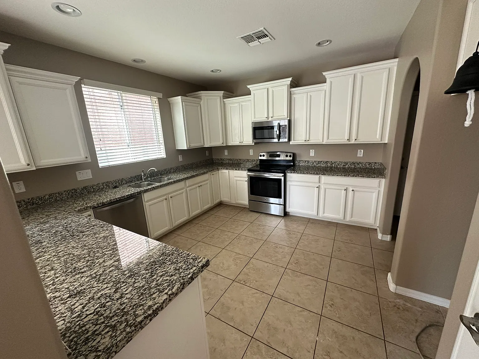 3 bed, 3.5 bath, 1997 sqft, $2,300 — Photo 4