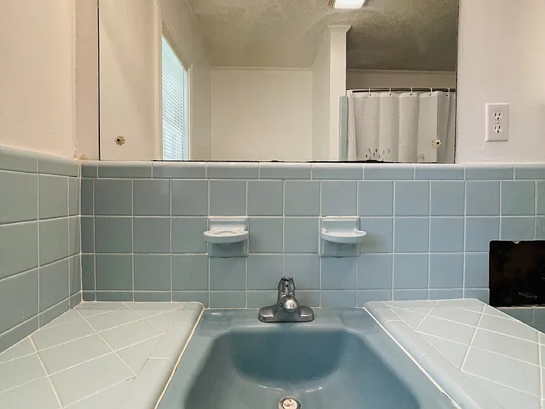 204 E James St — Photo 18