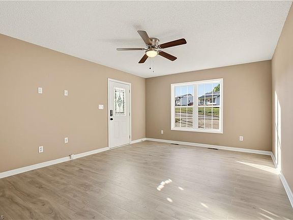 4th image of 24 Stoney Point Ct