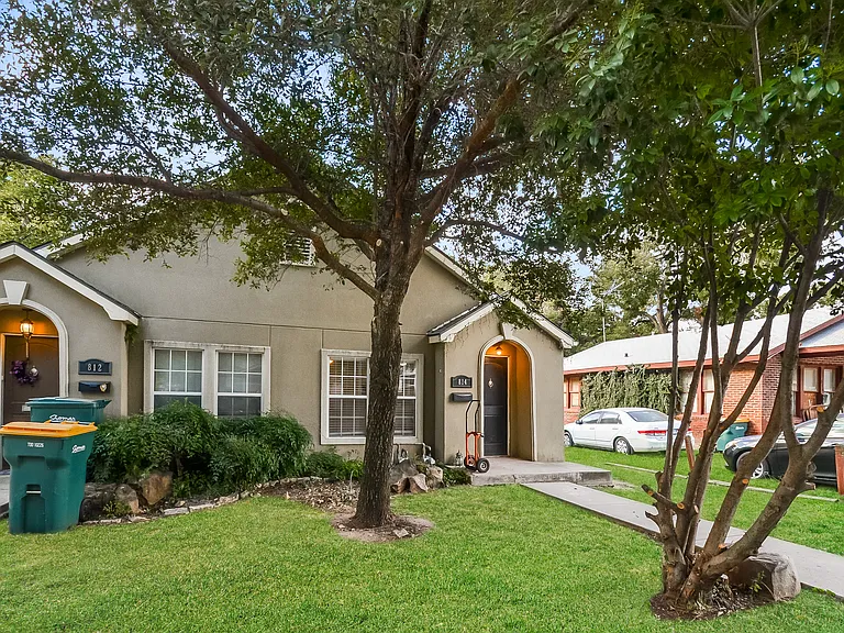 814 W College St — Photo 15