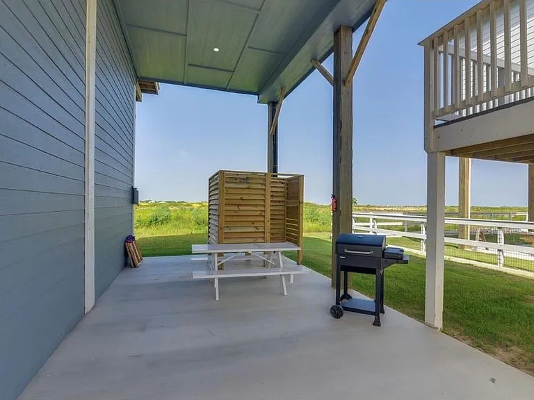 1049 Sunset Cir W — Photo 23