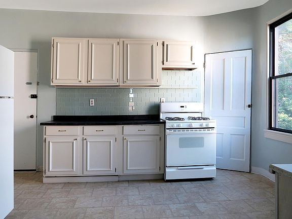 Kitchen: Gas Stove, Refrigerator, Dishwasher