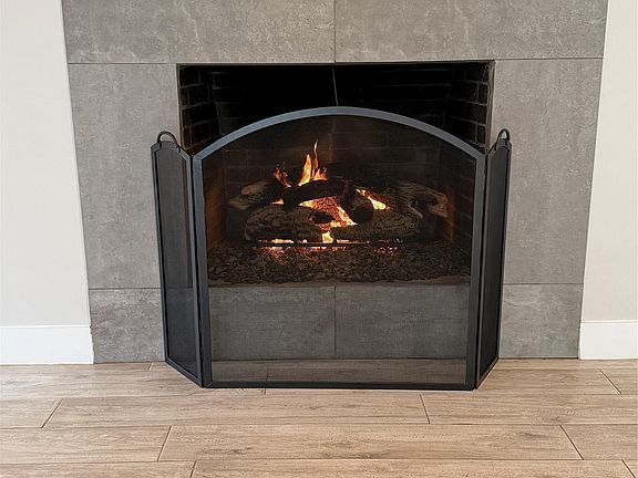 Gas log fireplace