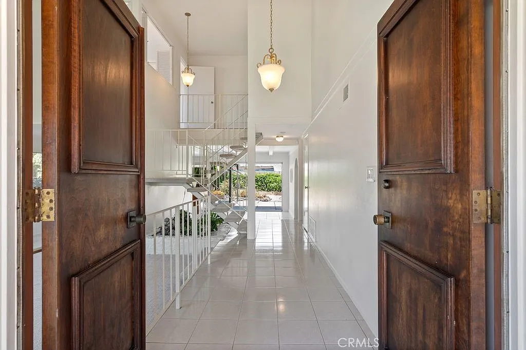 4 bed, 2082 sqft, $4,800 — Photo 4