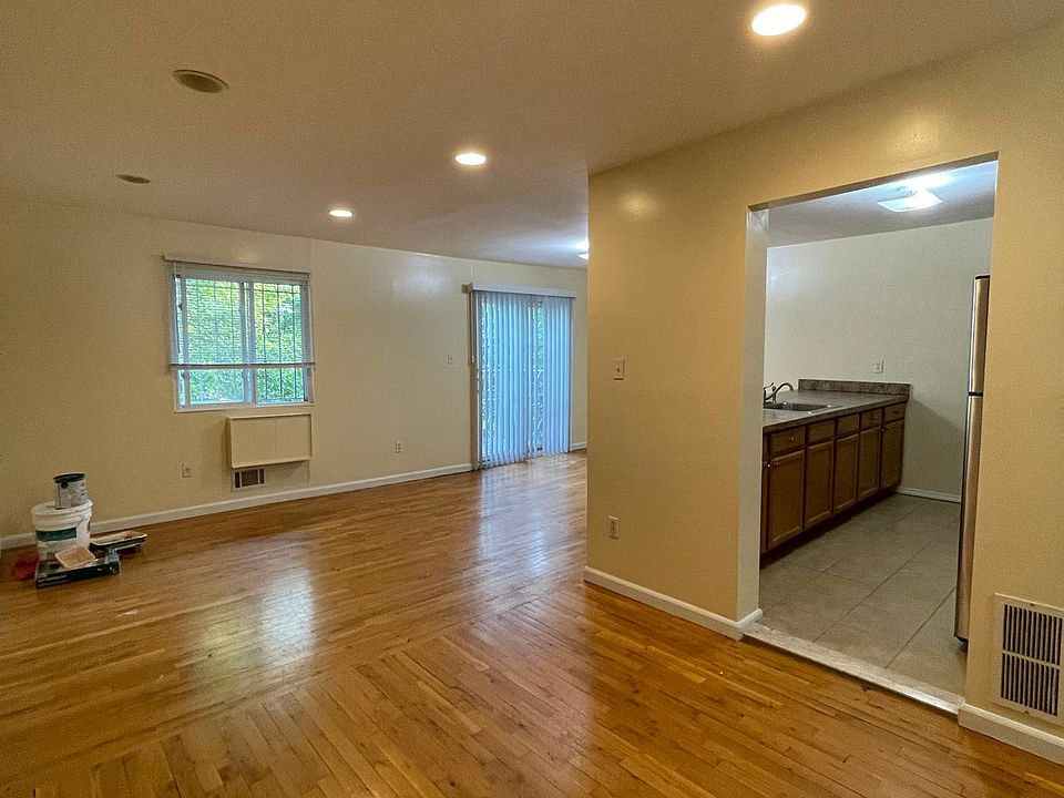 1st image of 36 Oakville St #2