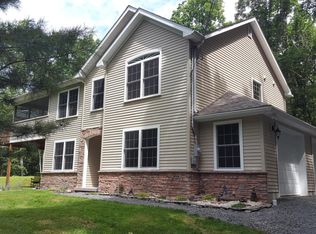 119 Circle Dr, Milford, PA