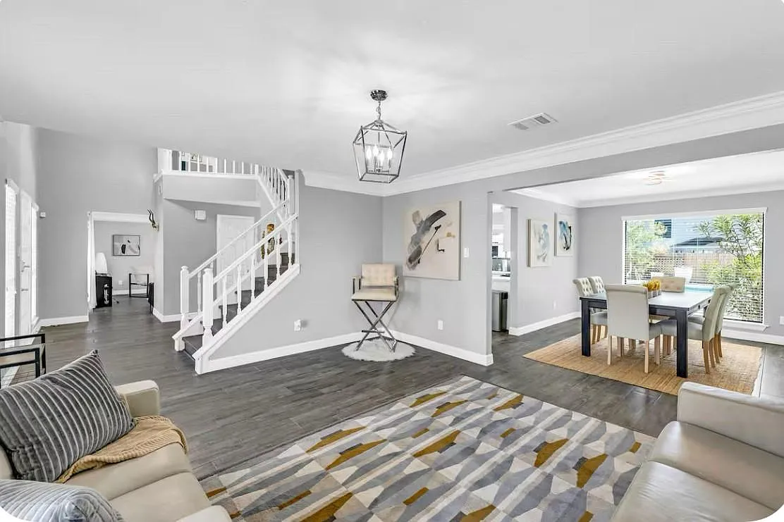 4 bed, 2.5 bath, 2456 sqft, $3,200 — Photo 2