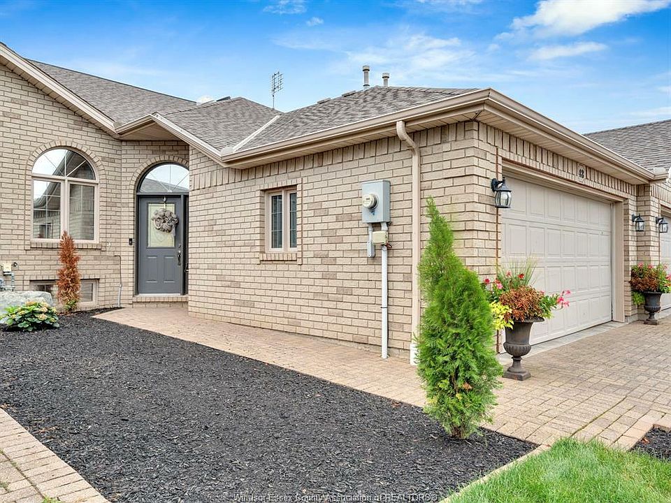 1st image of 48 Queens Hill Cres