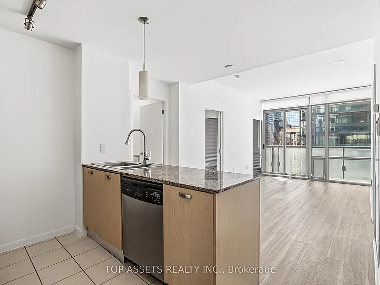 37 Grosvenor St #2109 — Photo 3
