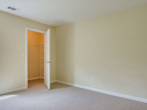 Guest BR w/ large closet