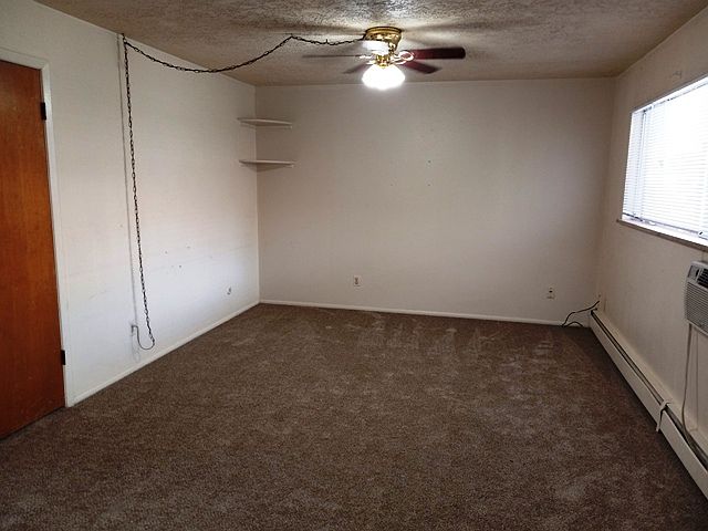 1250 Elder #6 - living room (vacant)