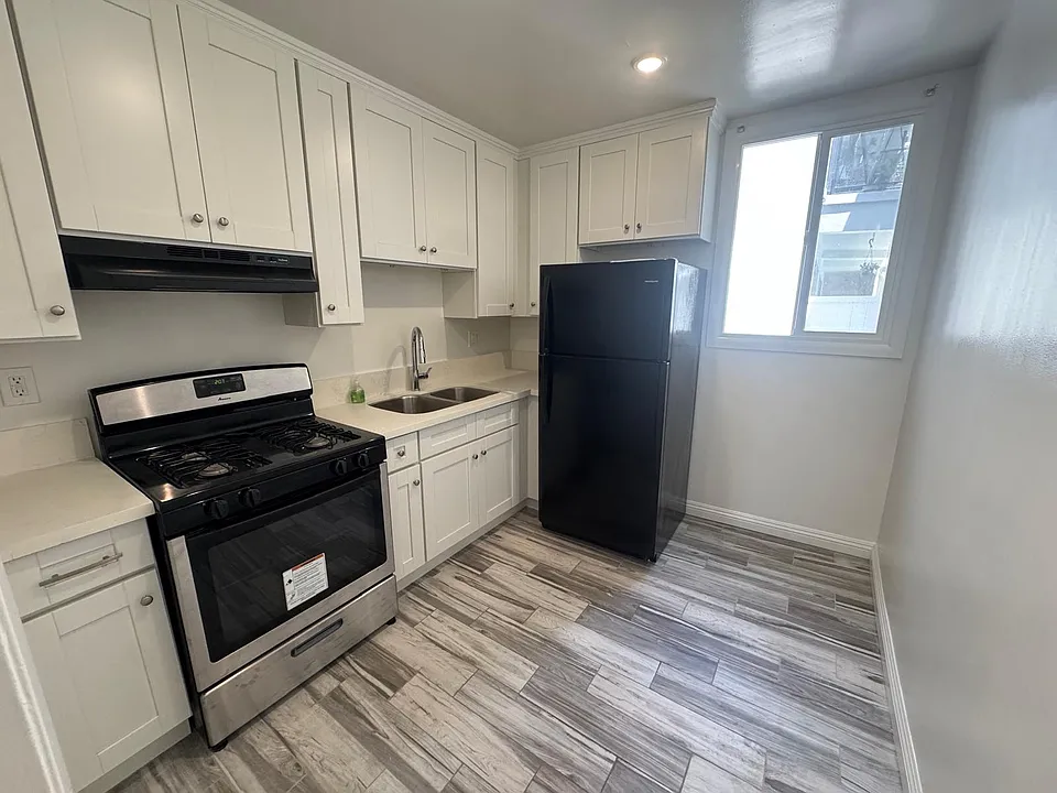 1185 N Kenmore Ave #8