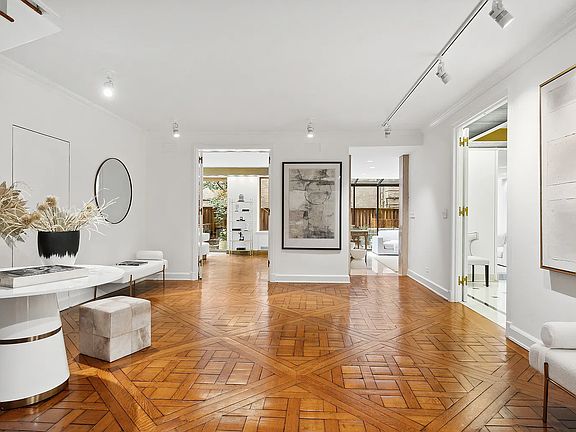 2nd image of 812 5th Avenue Maisonette