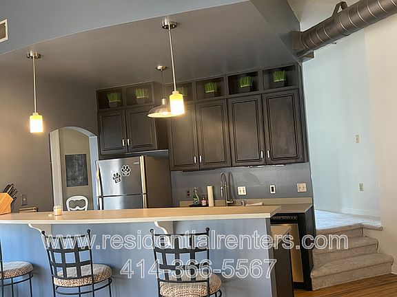 4th image of 108 W Wells St Unit 2D