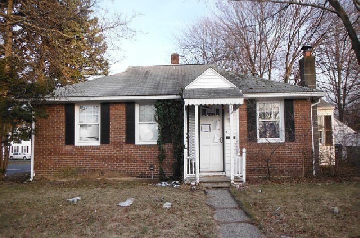 1st image of 4 Wayne Dr