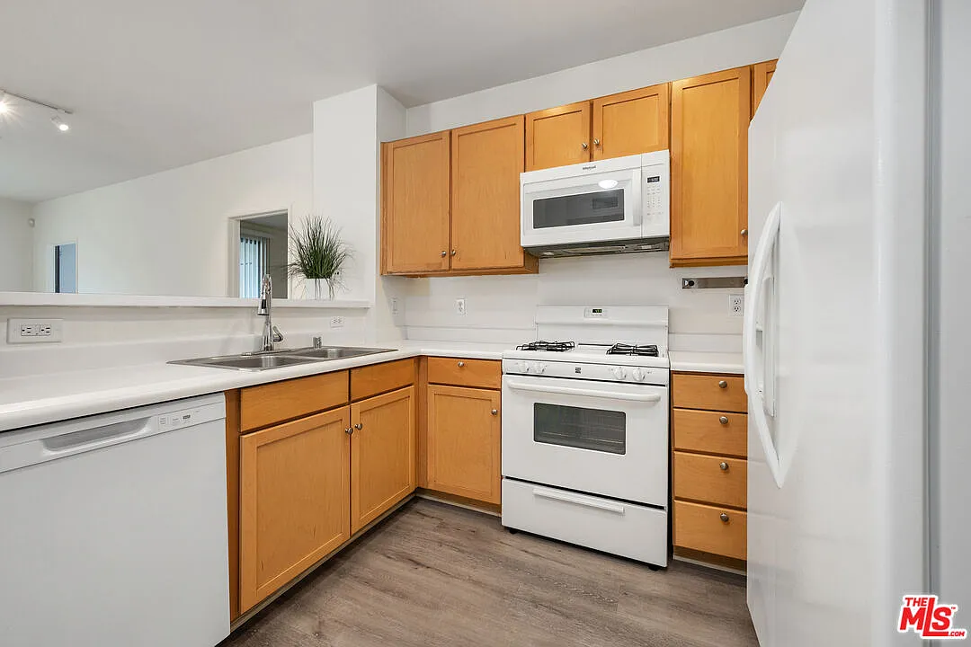 2 bed, 2.0 bath, 1010 sqft, $4,400 — Photo 2